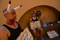 Die Stierhatz von Pamplona ist zunehmend umstritten. - &copy; Alvaro Barrientos/AP/dpa