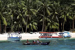 Tropische Urlaubsträume werden wahr - am White Beach auf Boracay. - © Alejandro Ernesto/dpa/dpa-tmn