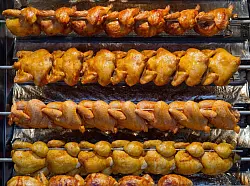 Rund 75 Milliarden Broiler wurden im Jahr 2022 weltweit geschlachtet. (Archivbild) - © picture alliance / dpa