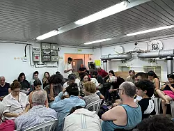 Während der Iran Raketen auf Israel abfeuert, suchen die Menschen in Tel Aviv Schutz in einem Bunker. - © Sara Lemel/dpa