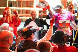 Rund 300 Menschen verfolgten das Spektakel. - &copy; Michael Reichel/dpa