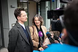 Die Anwälte des Angeklagten, Yves Georg und Regina Rick, forderten nach dem Urteil weitere Konsequenzen. - © Lukas Barth-Tuttas/dpa
