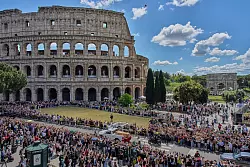 Der Sarg von Papst Franziskus wurde am Kolosseum vorbeigefahren. - &copy; Bernat Armangue/AP/dpa