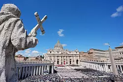 Hunderttausende wohnten der Trauerfeier von Papst Franziskus bei. - &copy; Michael Kappeler/dpa