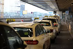 F&uuml;r viele Reisende geht es nach dem Urlaub wieder nach Hause. - &copy; Sascha Thelen/dpa