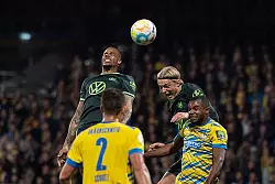 In Leeds wieder vereint: Lukas Nmecha und Sebastiaan Bornauw - © Swen Pförtner/dpa
