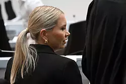 Die Schwester Eve Laur des get&ouml;teten Polizisten Rouven Laur verfolgte die Urteilsverk&uuml;ndung. - &copy; Marijan Murat/dpa