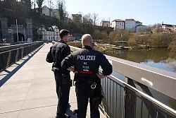 Ein Einsatz von Tauchern sei aktuell nicht geplant, hieß es von der Polizei. - © Thomas Frey/dpa