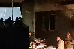 Die Rettungskräfte arbeiteten am Limit und erhielten Unterstützung von Bürgern der Kleinstadt. - © Kocani TV/Kocani TV/AP/dpa