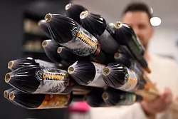 Raketen von Weco - sie sind aus Pappe, wie die Firma betont. Plastikkappen haben sie nicht mehr. - &copy; Federico Gambarini/dpa