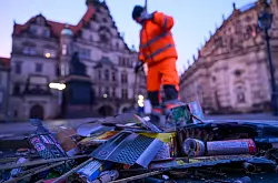 Der Tag danach: Ein Mitarbeiter der Dresdner Stadtreinigung kehrt an Neujahr 2025 Feuerwerksm&uuml;ll zusammen. - &copy; Robert Michael/dpa