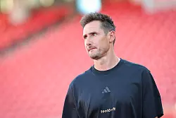 Kann sich über einen neuen Spieler freuen: FCN-Coach Miroslav Klose. - © Daniel Karmann/dpa