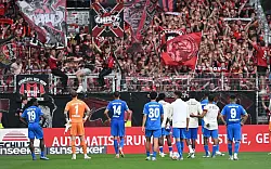 Der große Frust: Die Leverkusener Spieler nach dem 3:3 in Bremen vor den mitgereisten Fans. - © Carmen Jaspersen/dpa