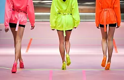 Neonfarben kehren ins Rampenlicht zurück und verleihen der Alltags- und Businessmode mehr Sichtbarkeit. - © Jens Kalaene/dpa-Zentralbild/dpa