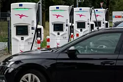 Die Anzahl der Ladepunkte steigt. - © Henning Kaiser/dpa