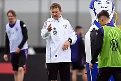 Woltemade (l. hinten) trainierte und spielte schon unter Nagelsmann. - © Federico Gambarini/dpa