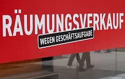 Deutlich mehr Unternehmen als ein Jahr zuvor haben im Juli Insolvenz angemeldet. (Symbolbild) - © Bernd Weißbrod/dpa