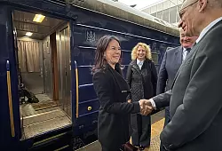 Zum neunten und absehbar letzten Mal ist Annalena Baerbock als Außenministerin in die kriegsgeplagte Ukraine gereist. - © Jörg Blank/dpa