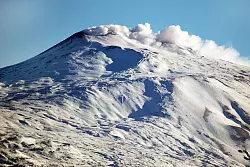 Sizilien kann mehr als Strandurlaub: Im Winter bieten Abfahrten vom aktiven Vulkan &Auml;tna neben einer Wahnsinnsaussicht auch Nervenkitzel pur. - &copy; Francesco Saya/epa/dpa-tmn