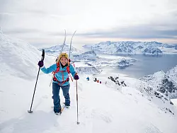 Erhebung Himmeltindan auf der Lofoten-Insel Vestv&aring;g&oslash;ya: Der Aufstieg beim Skitourengehen macht sich bei der Aussicht mehr als bezahlt. - &copy; Kristin Folsland Olsen/Visitnorway.com/dpa-tmn