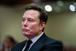 Elon Musk soll Berater für Ausgaben-Kürzungen werden. (Archivbild) - © Allison Robbert/AFP Pool via AP/dpa
