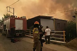In Griechenland wurden allein am Dienstag im ganzen Land 82 neue Brände registriert, wie der Vorsitzende der Vereinigung der Offiziere der griechischen Feuerwehr, Kostas Tsingas dem Sender ERTNews sagte. - © Thanassis Stavrakis/AP/dpa