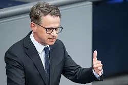 CDU-Generelsekret&auml;r Linnemann ist daf&uuml;r, das B&uuml;rgergeld f&uuml;r einige Empf&auml;nger gegebenfalls auch ganz zu streichen. (Archivbild) - &copy; Hannes P. Albert/dpa