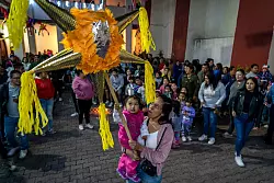 Leuchtend bunte Piñantas mit Leckereien faszinieren die Kinder. - © Jair Cabrera Torres/dpa