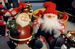 Der Wichtel Nisse (rechts) wünscht sich an Heiligabend Haferbrei. (Archivbild) - © picture alliance / dpa