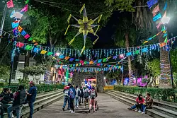 Ein Highlight für Jung und Alt: Weihnachts-Posadas in Mexiko-Stadt. - © Jair Cabrera Torres/dpa