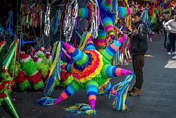Die prall gefüllten Piñatas sind oft leuchtend bunt. - © Jair Cabrera Torres/dpa