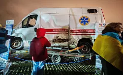 Sichtbares Zeichen russischer Aggression: Wie von den Veranstaltern berichtet wurde, starben bei dem russischen Beschuss des Krankenwagens der Fahrer und ein Sanit&auml;ter, die &Auml;rztin wurde verschleppt. - &copy; Benjamin Westhoff/dpa