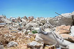 Trümmer eines zerstörten Familienhauses bei Al-Dschudeira. - © Katharina Kausche/dpa