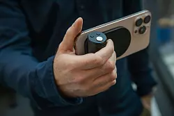 Mehr Knöpfe, mehr Freiheit? Ja, mit dem Griff und seinen vier Schaltern ist einfaches Einstellen der Kamera kein Problem. - © Christin Klose/dpa-tmn