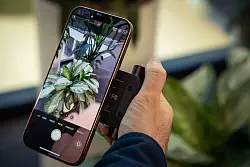 Achtung, Finger im Bild! Wer den Leica Lux Grip als Rechtshänder im Hochformat nutzt, muss aufpassen. - © Christin Klose/dpa-tmn