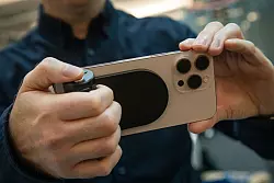 Keine «echte» Kameraergonomie: Damit man alle Knöpfe erreicht und keine Linse verdeckt, muss man schon seine ganz eigene Art des Anpackens entwickeln. - © Christin Klose/dpa-tmn