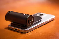 Der Leica Lux Grip verbindet sich per Bluetooth mit dem iPhone. Die Akkuladung hält für rund 1.000 Aufnahmen. - © Christin Klose/dpa-tmn