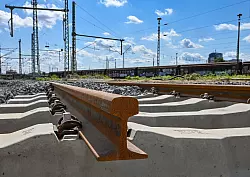 In NRW sollen einige Bahnstrecken leistungsf&auml;higer werden. Damit sollen auch die Versp&auml;tungen reduziert werden. (Symbolbild) - &copy; Patrick Pleul/dpa