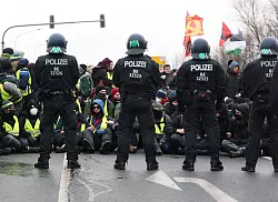 Protestierende und Polizei standen sich vielerorts direkt gegen&uuml;ber. - &copy; Jan Woitas/dpa