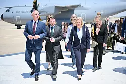 Jassir al-Dschundi (M), stellvertretender Außenminister von Syrien, begrüßt die Delegation am Flughafen von Damaskus. - © Sebastian Gollnow/dpa