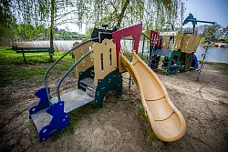 Mehr Spielplätze könnten helfen. (Illustration) - © Jens Büttner/dpa