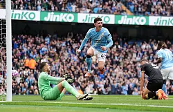 Phil Foden traf beim Erfolg von Manchester City über den FC Burnley. - © Martin Rickett/PA Wire/dpa