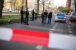 Polizisten sperrten die Schloßstraße teilweise ab. - © Fabian Sommer/dpa