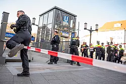 Die Polizei sperrte den U-Bahnhof ab. - © Fabian Sommer/dpa