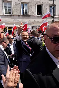 Der konservative polnische Präsidentschaftskandidat Karol Nawrocki bei der Demonstration seiner Anhänger. (Foto aktuell) - © Czarek Sokolowski/AP/dpa