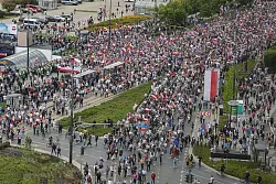 Anhänger des proeuropäischen polnischen Präsidentschaftskandidaten Rafal Trzaskowski demonstrieren in Warschau. (Foto aktuell) - © Rafal Guz/pap/dpa