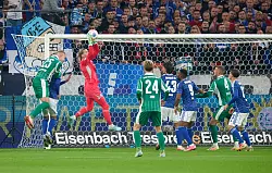 Keine Gefahr f&uuml;r Schalke-Keeper Karius. - &copy; Bernd Thissen/dpa