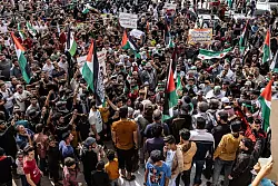 Eine Solidarit&auml;tsdemonstration f&uuml;r die Pal&auml;stinenser in Atme (Syrien). - &copy; Anas Alkharboutli/dpa