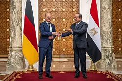 Bundeskanzler Olaf Scholz trifft &Auml;gyptens Staatschef Abdel Fattah al-Sisi (r) in Kairo. - &copy; Michael Kappeler/dpa Pool/dpa