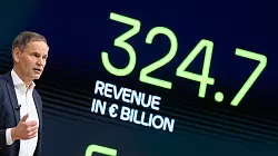 Auch 2025 werde ein anspruchsvolles Jahr, sagt Konzernchef Oliver Blume. - &copy; Julian Stratenschulte/dpa